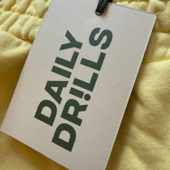Daily drills lemonade crewneck and shorts set! Size XS/S - Picture 12 of 12